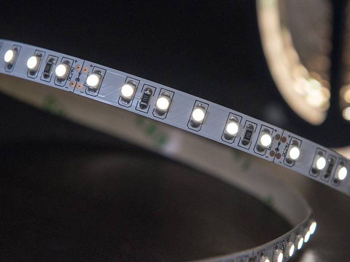 Светящаяся светодиодная лента SMD3528 крупный план диодов
