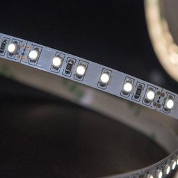 Светящаяся светодиодная лента SMD3528 крупный план диодов