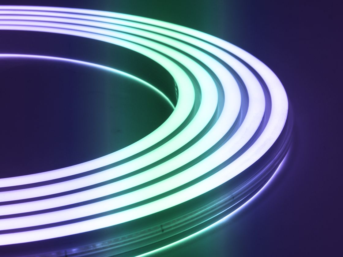 Двойная неоновая лента RGB, светящаяся дугой, крупный план