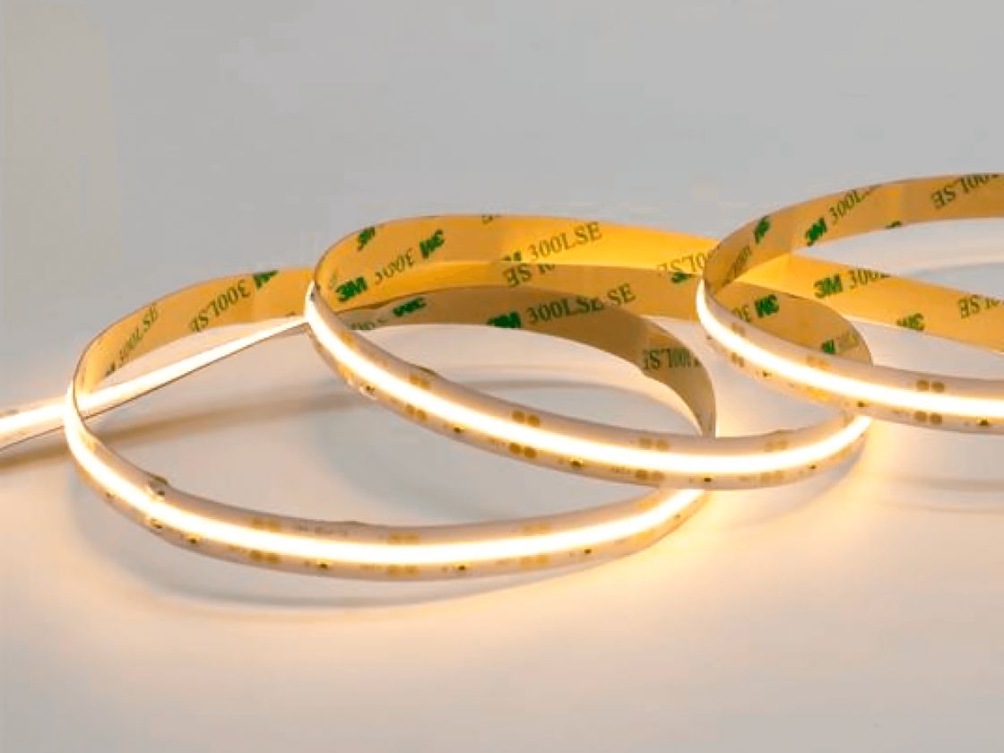 COB светодиодная лента тёплый белый, включённая, крупный план