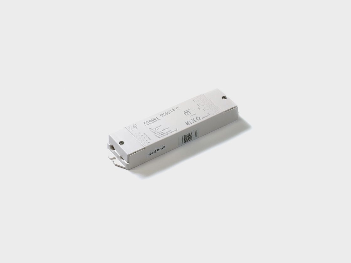 Усилитель питания EasyDim ES-3001, вид сверху под углом