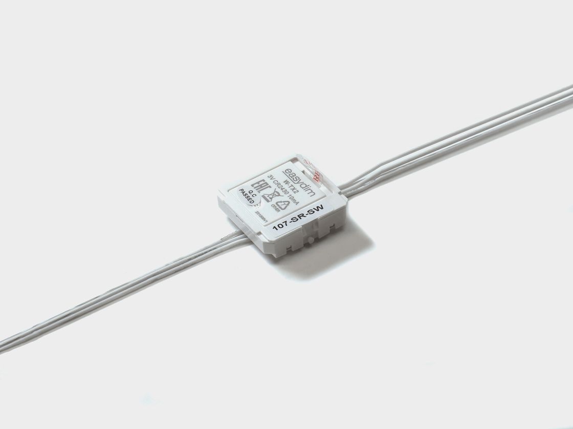 Радио передатчик EasyDim W-TX2 с подключенными проводами