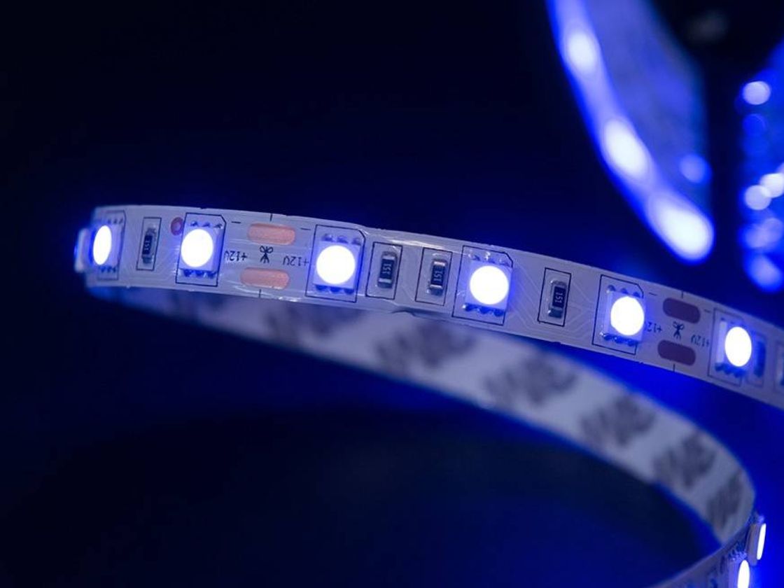 Синяя светодиодная лента SMD5050 12В, крупный план