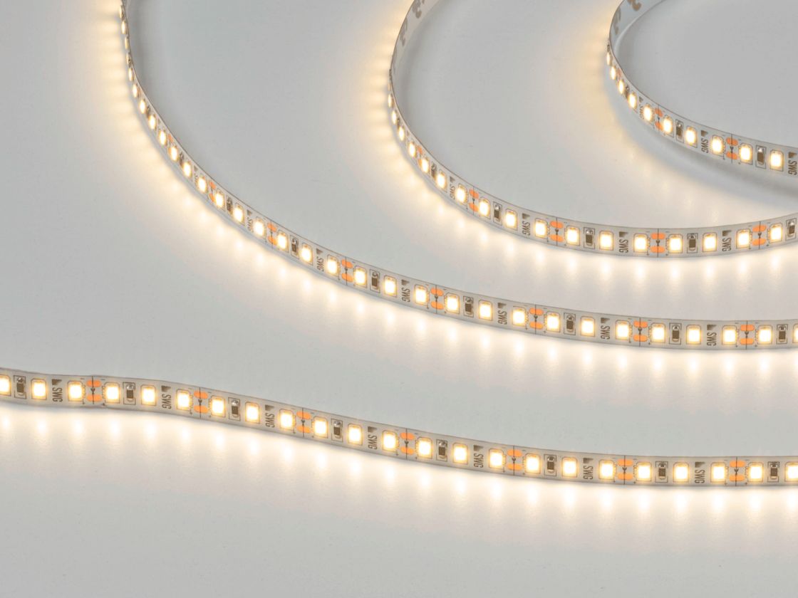 Включённая светодиодная лента SMD2835 с нейтральным белым свечением, крупный план