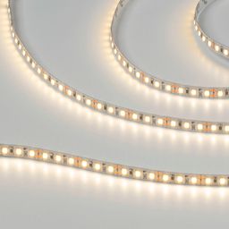 Включённая светодиодная лента SMD2835 с нейтральным белым свечением, крупный план