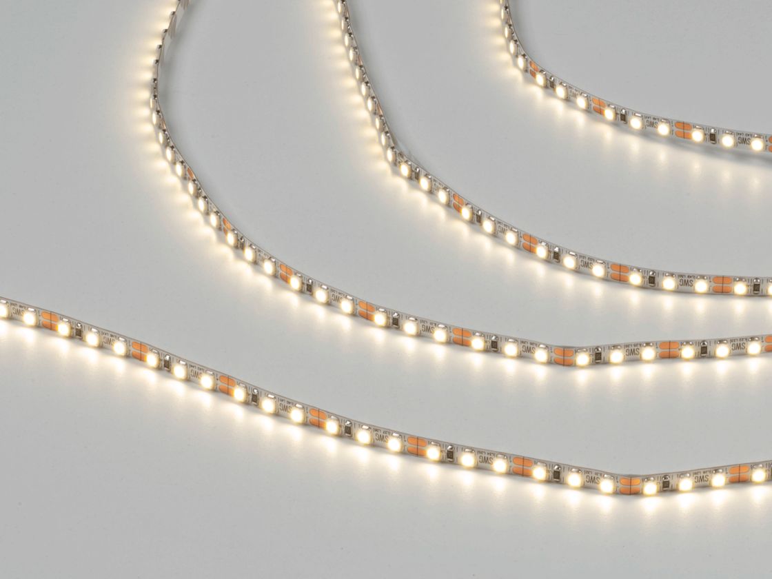 Включённая светодиодная лента SMD3528 нейтрального белого свечения, крупный план