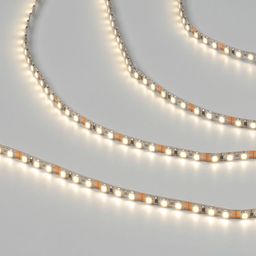 Включённая светодиодная лента SMD3528 нейтрального белого свечения, крупный план
