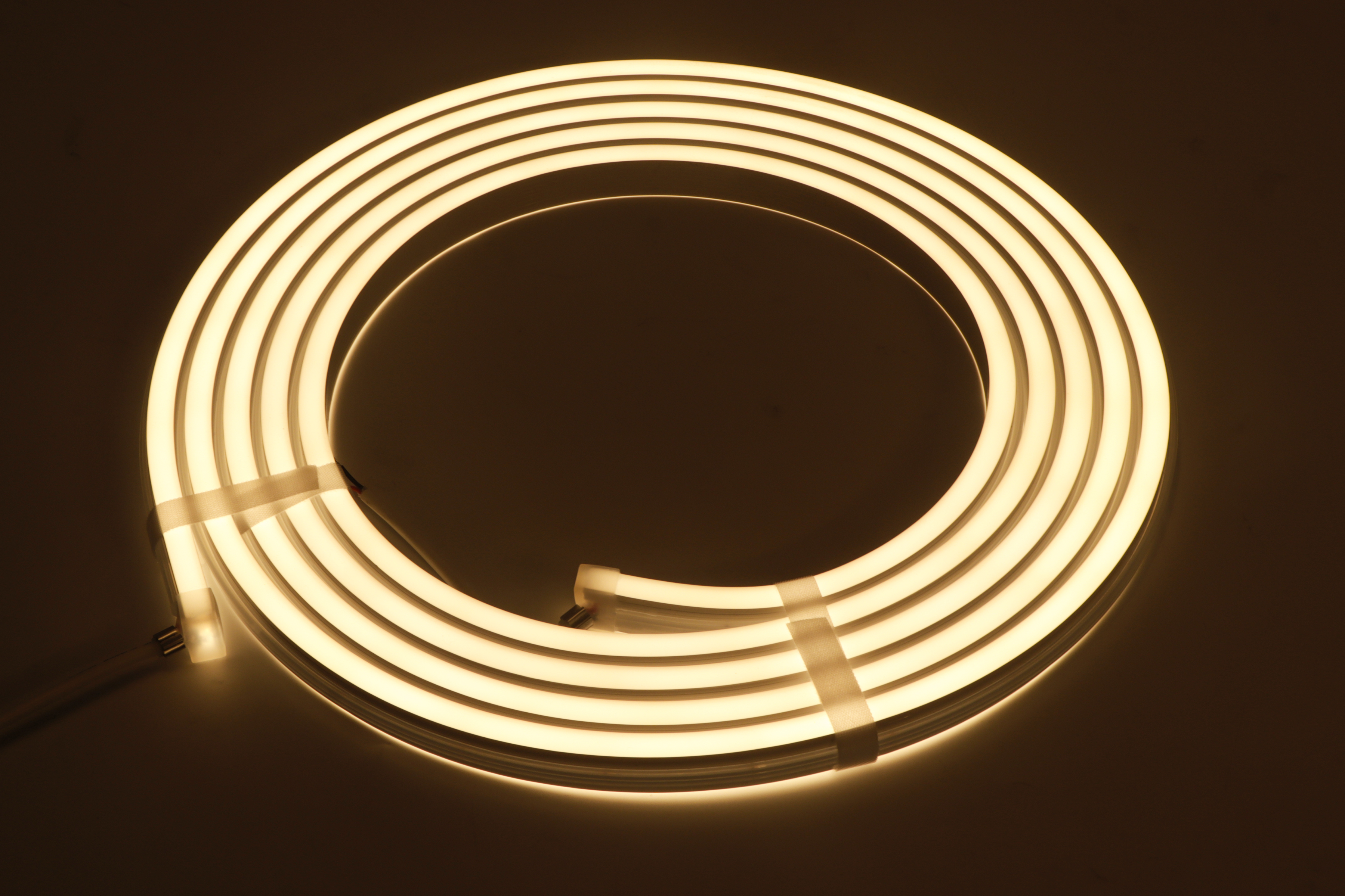 Фото Лента светодиодная SWG PRO 2835, 140 LED/м, 10 Вт/м, 24В , IP67, Цвет: Теплый белый от магазина SWGShop.ru